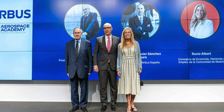 De izq. a dcha.: José Luis Bonet, presidente de la Cámara de Comercio de España; Francisco Javier Sánchez Segura, presidente de Airbus España; y Rocío Albert López-Ibor, consejera de Economía, Hacienda y Empleo de la Comunidad de Madrid. Fuente: Airbus