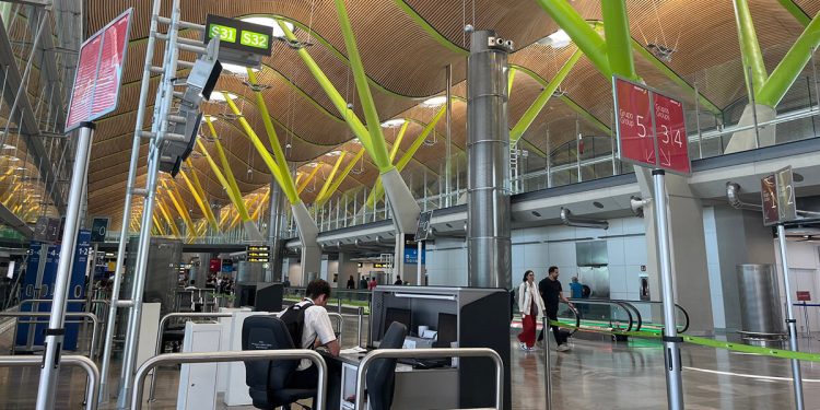 Pasajeros en el aeropuerto de Barajas. Fuente: Actualidad Aeroespacial