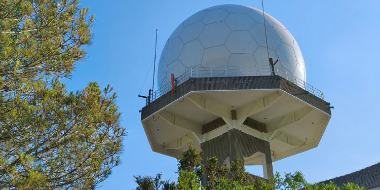 Radar 3D de ENAIRE en Begas (Barcelona) con el nuevo radomo. Fuente: ENAIRE