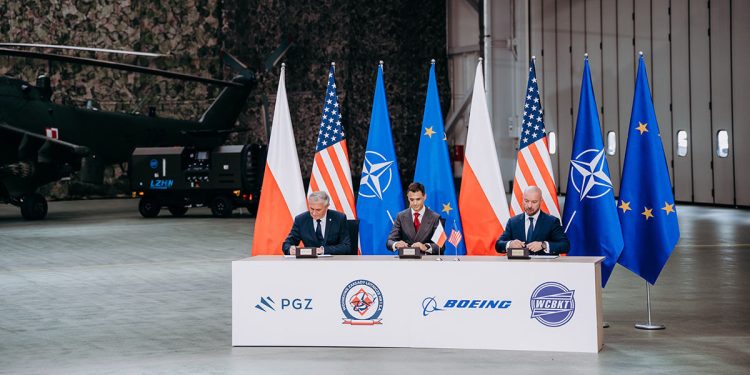 WZL-1, WCBKT y Boeing firman acuerdos de compensación para apoyar la flota de helicópteros AH-64E Apache de Polonia. Fuente. Boeing.