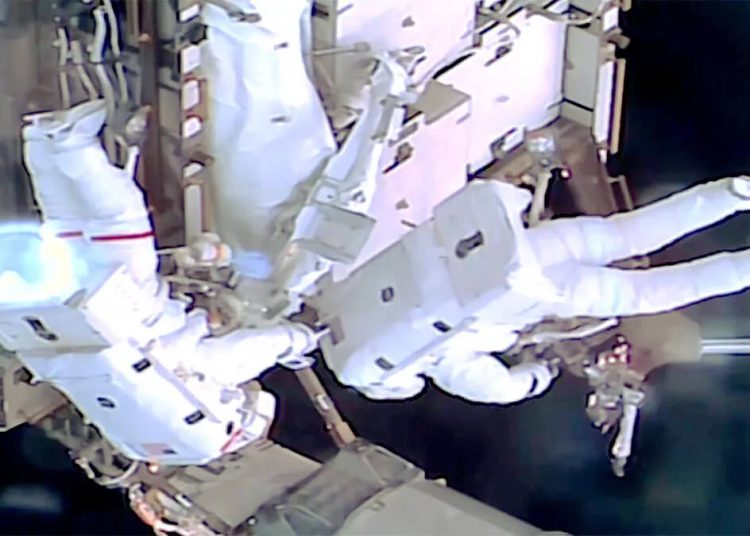 Los astronautas de la Nasa completan una caminata espacial fuera de la ISS para realizar modificaciones. Fuente: Nasa.