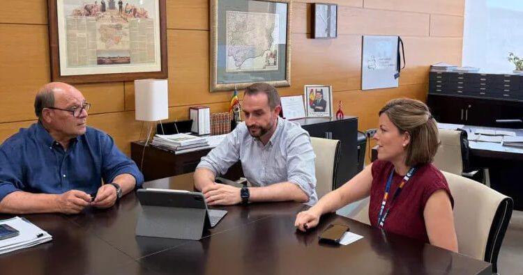 El director general de Universidades, Investigación e Innovación, José Antonio Castro; el director del Parque Científico y Tecnológico de Castilla-La Mancha, Agustín Moreno, y la responsable del ESA BIC, Irene Sánchez. Fuente: Gobierno de Castilla-La Mancha