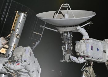 Los astronautas Menon y Adenot finalizan la instalación de la antena de alta velocidad. Fuente: Nasa/Roscosmos/Anna Kikina