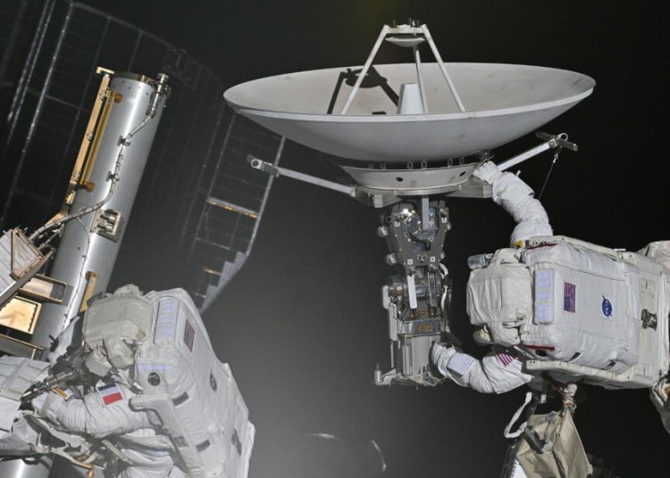 Los astronautas Menon y Adenot finalizan la instalación de la antena de alta velocidad. Fuente: Nasa/Roscosmos/Anna Kikina