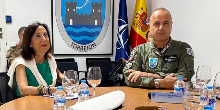 Margarita Robles visita el Centro de Operaciones Aéreas Combinadas. Fuente: MDE/ María José Muñoz