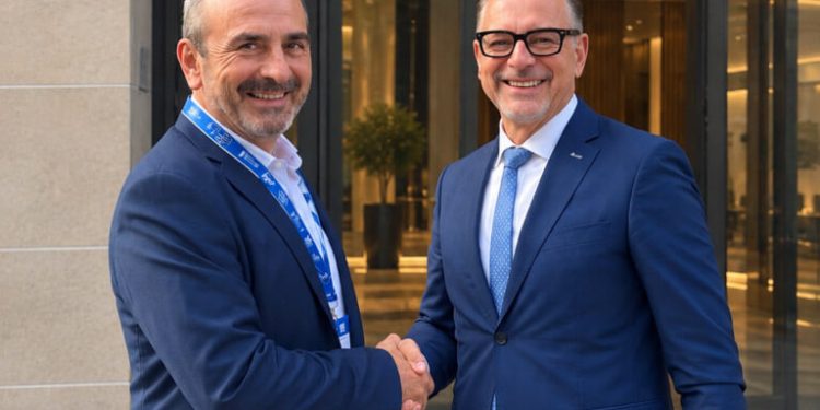 Juan Tomás Hernani, CEO de SATLANTIS, y Josef Aschbacher, director general de la ESA. Fuente: SATLANTIS