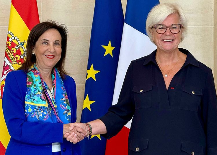 La ministra Robles asiste al almuerzo de trabajo ofrecido por la ministra de Defensa de la República Francesa, Catherine Vautri. Fuente: Ministerio de Defensa