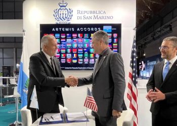 El Ministro de Industria e Investigación Tecnológica, Rossano Fabbri; Gregory Mann, representante de la Nasa en Europa; y Joseph Tordella, participaron en la firma. Fuente: Nasa/Departamento de Estado de EEUU