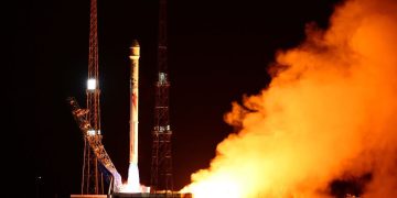 China lanzó al espacio el cohete Zhuque-2E con 10 satélites. Fuente: Xinhua/Wang Jiangbo