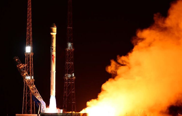 China lanzó al espacio el cohete Zhuque-2E con 10 satélites. Fuente: Xinhua/Wang Jiangbo