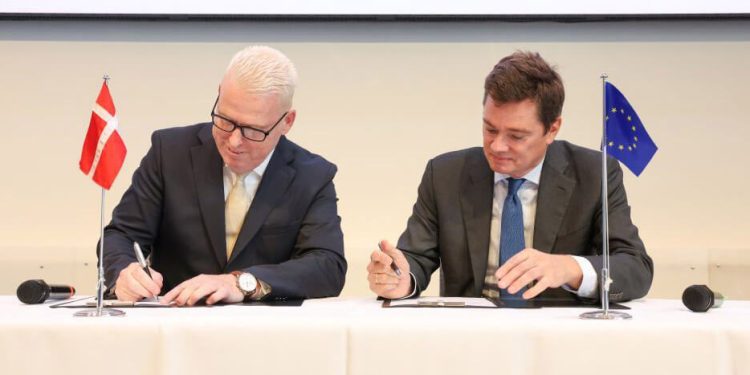 Dustin Wilden, CEO de CenSec, y José Luis de Miguel Cortés, responsable de la región de Europa en representación de Airbus Defence and Space. Fuente: Airbus