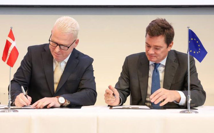 Dustin Wilden, CEO de CenSec, y José Luis de Miguel Cortés, responsable de la región de Europa en representación de Airbus Defence and Space. Fuente: Airbus