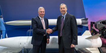 El consejero delegado de Avio USA, James Syring (izquierda), y el presidente de Missiles and Fire Control (MFC) de Lockheed Martin, Tim Cahill. Fuente: Lockheed Martin