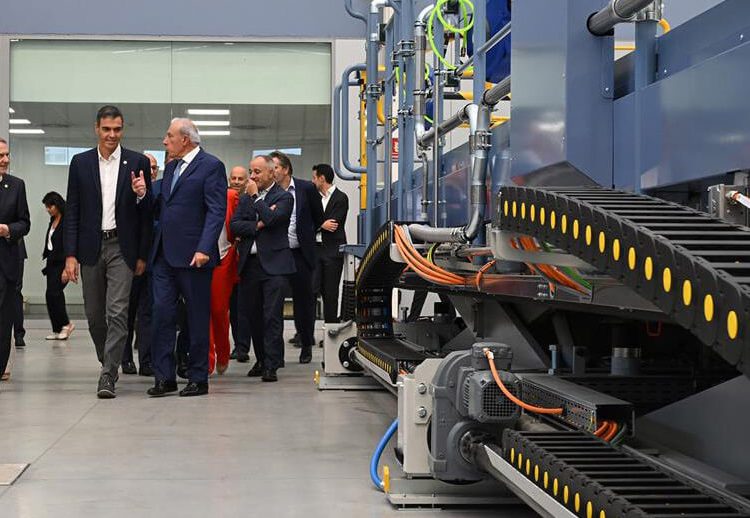 El presidente del Gobierno, Pedro Sánchez, junto al alcalde de Vigo, Abel Caballero, y el presidente del grupo Delta Vigo, Francisco Puga, durante su visita al centro industrial Delta Vigo PTL Valladares. Fuente: La Moncloa/Borja Puig de la Bellacasa