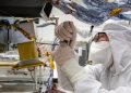 El técnico Emory Toomey instala una de las dos cámaras de navegación de Dragonfly. Fuente: Nasa/Johns Hopkins APL/Ed Whitman