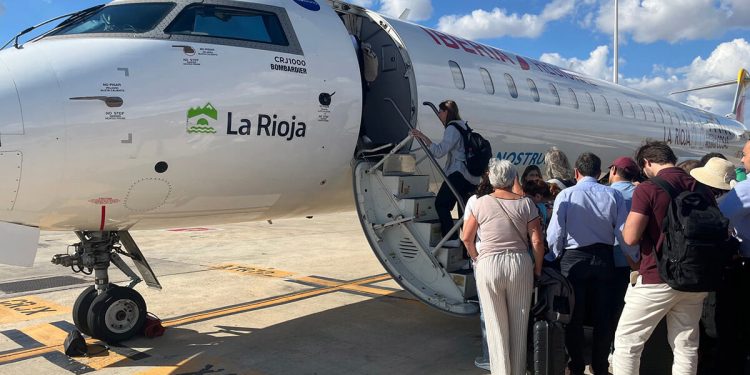 Pasajeros subiendo al avión. Fuente: Actualidad Aeroespacial